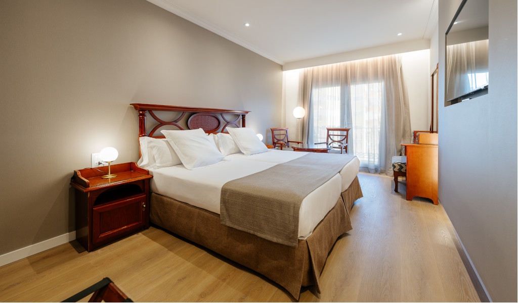 Lit double avec des coussins dans une chambre d'hôtel à Tenerife.