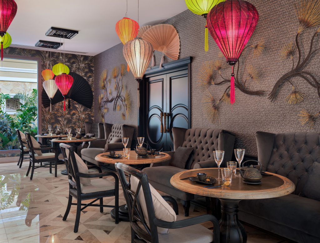 Salle de restaurant à Tenerife avec lanternes colorées et tables dressées.