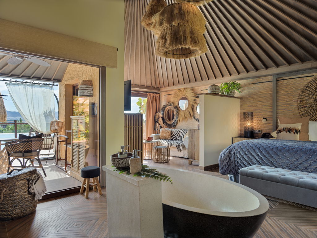Chambre luxueuse avec baignoire et terrasse à Tenerife.