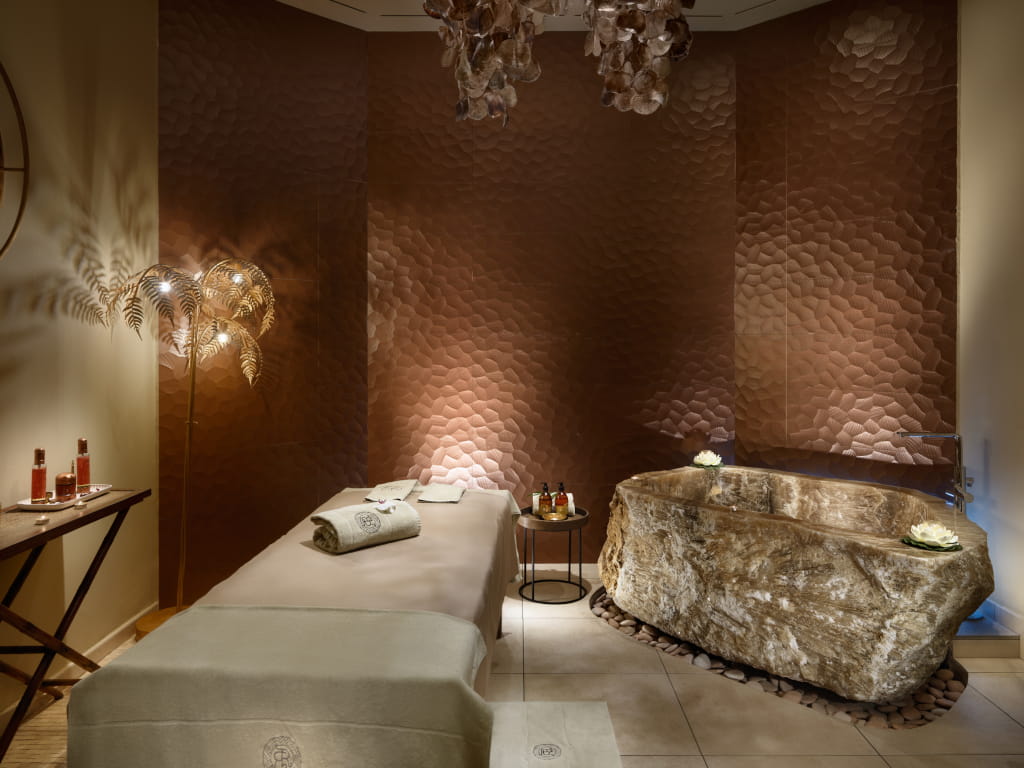 Salle de spa avec lit de massage et baignoire en pierre à Tenerife.