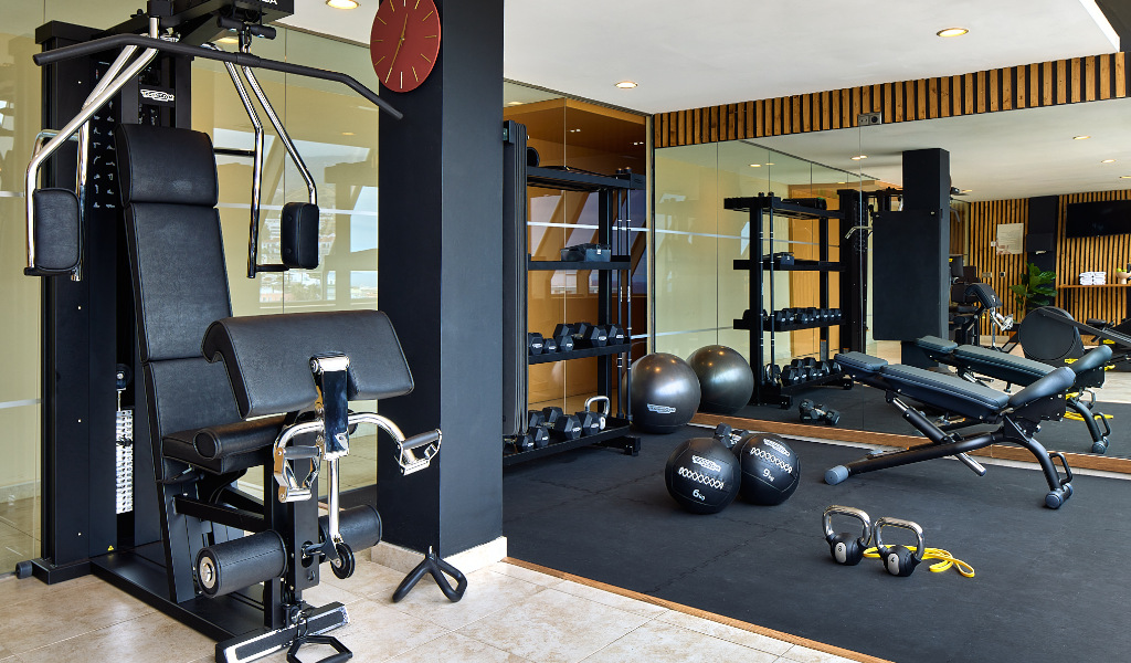 Équipement de gym moderne à Tenerife pour fitness et musculation.