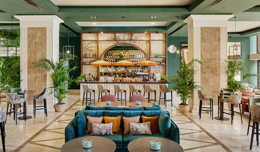 Bar élégant avec canapés et plantes vertes à Tenerife.
