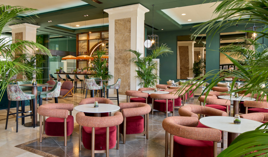 Espace de restauration moderne avec chaises autour de tables à Tenerife.