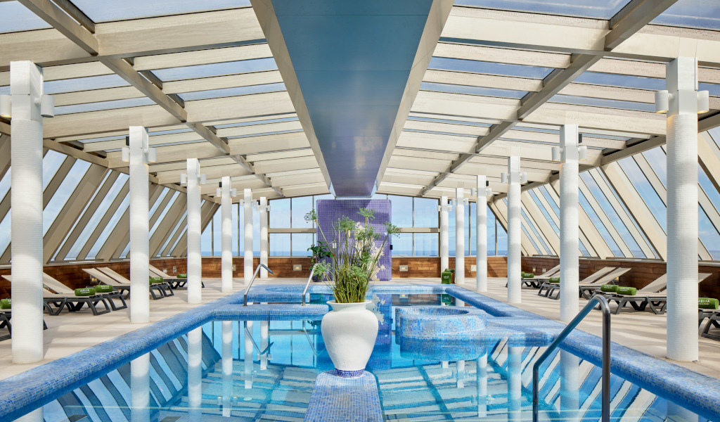 Piscine intérieure avec chaises longues et toit vitré à Tenerife.