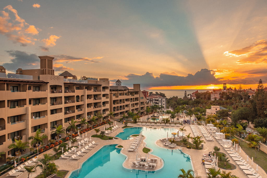 Complexe hôtelier avec piscine et coucher de soleil à Tenerife.