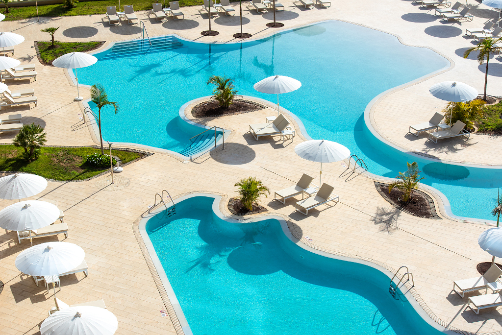Piscine extérieure avec parasols et transats à Tenerife.