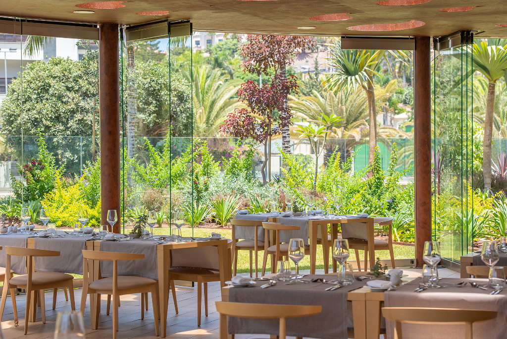 Salle à manger vitrée avec vue sur jardin à Puerto de la Cruz, Tenerife.