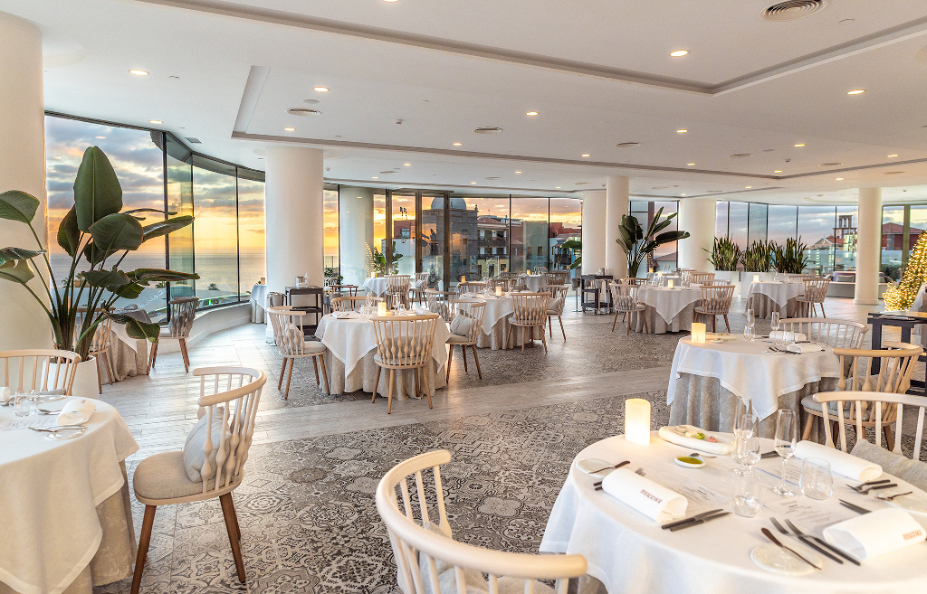 Salle à manger élégante avec vue sur le coucher de soleil à Tenerife.