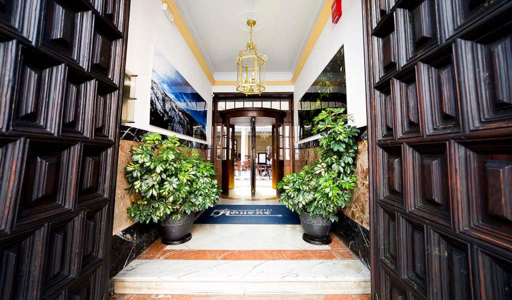 Entrée de l'hôtel à Tenerife avec plantes et lumière suspendue.