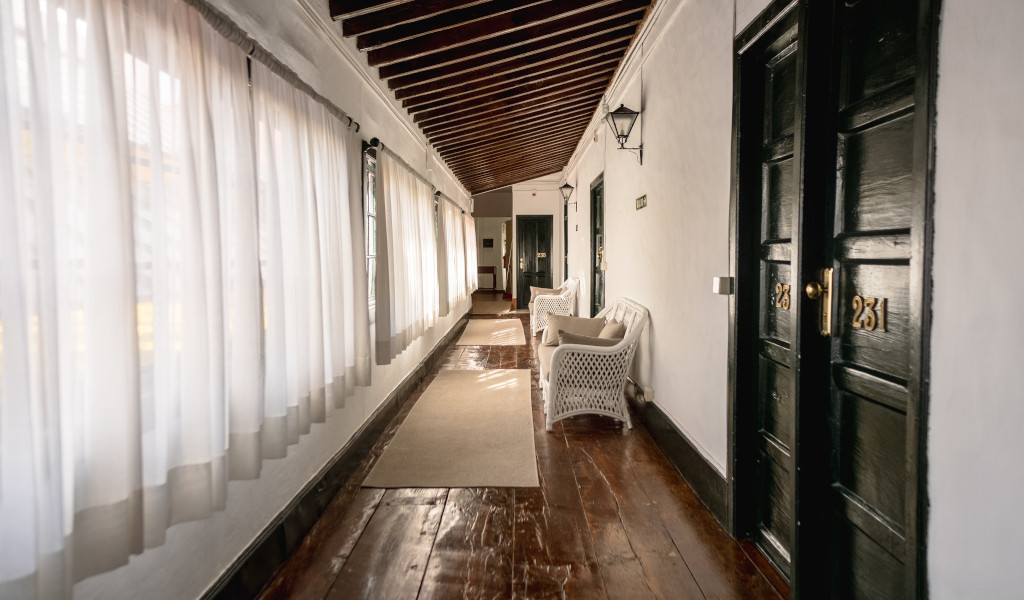 Couloir d'hôtel lumineux avec portes, Tenerife, numéros de chambre 231, 23.