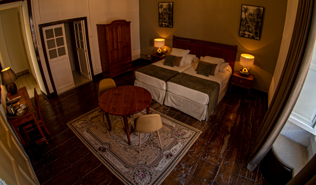 Chambre double avec mobilier en bois à Tenerife.
