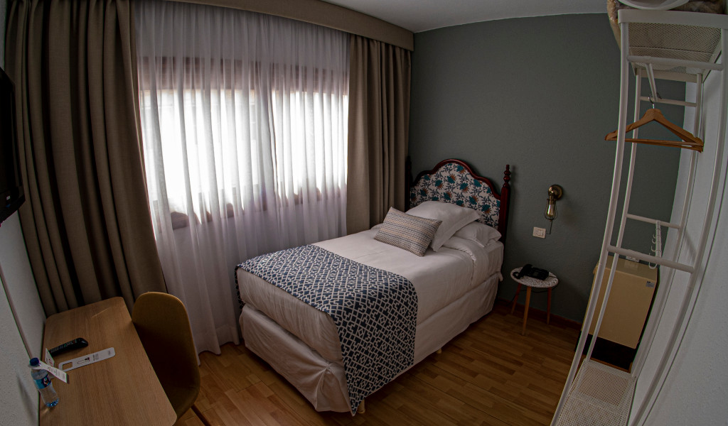 Chambre individuelle avec lit simple et bureau, située à Tenerife.
