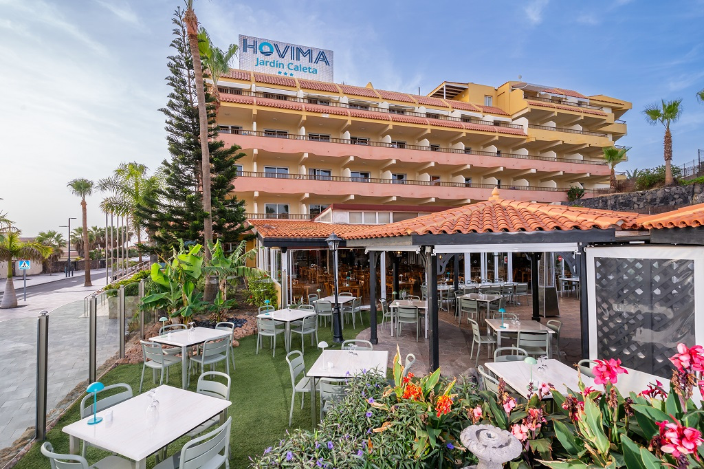Hôtel Hovima Jardin Caleta à Tenerife avec terrasse de restaurant extérieure.