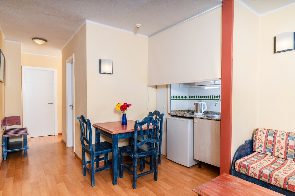 Salle à manger avec table en bois et chaises, kitchenette, Tenerife.