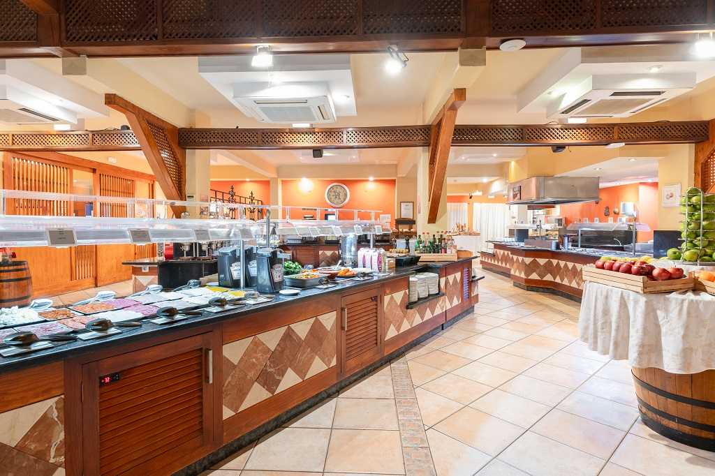 Buffet avec plats variés dans un restaurant à Tenerife.