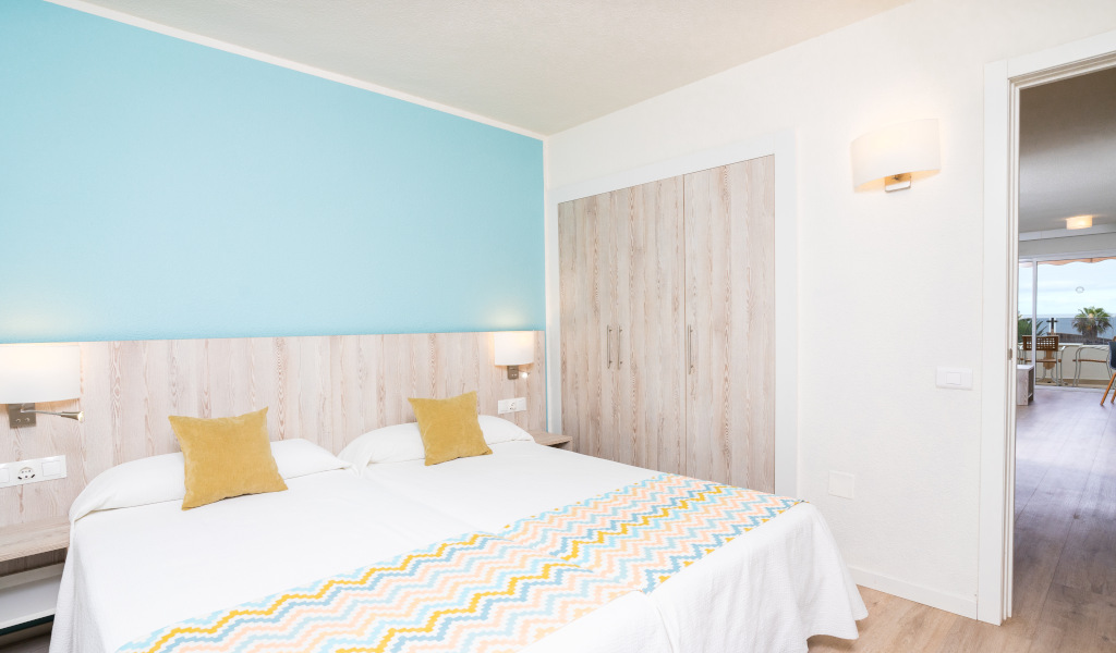 Chambre avec lit double et vue sur le balcon à Tenerife.
