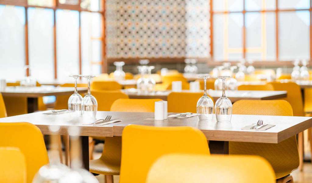 Tables et chaises jaunes dans un restaurant à Tenerife.