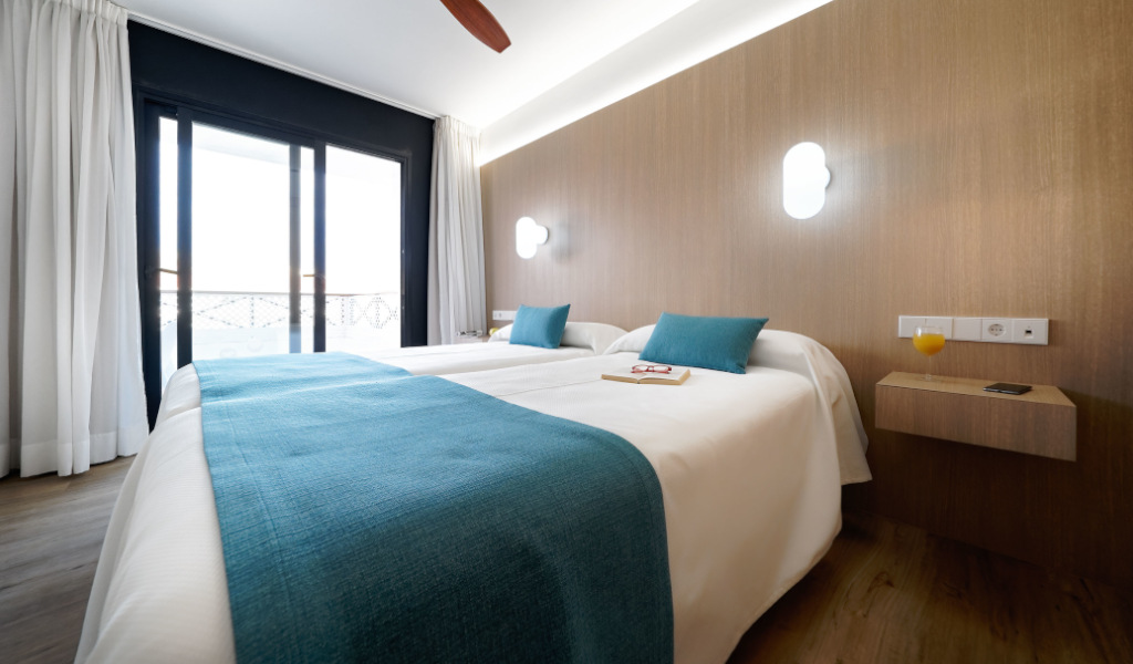 Chambre d'hôtel moderne avec deux lits simples à Tenerife.