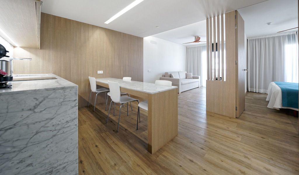 Cuisine moderne avec table à manger, salon et chambre à Tenerife.