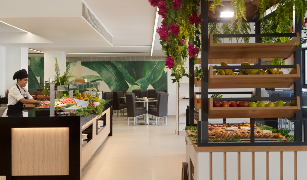 Chef préparant un buffet de fruits et pâtisseries, restaurant à Tenerife.
