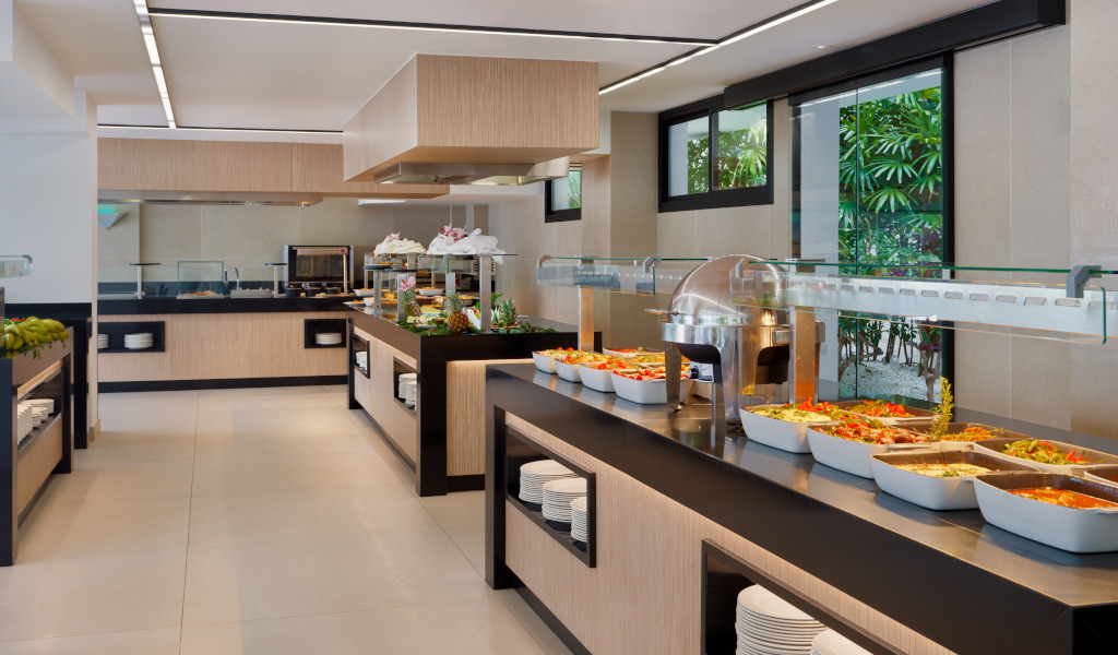 Buffet varié dans un restaurant de Tenerife avec salades et fruits.