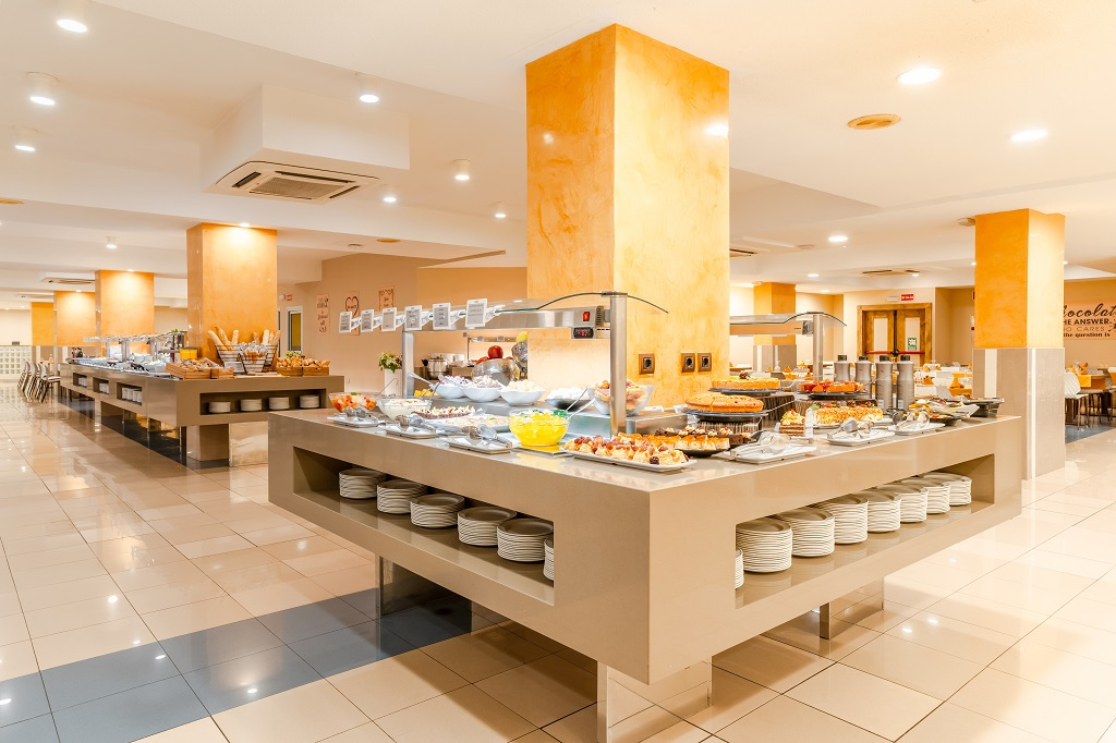 Buffet varié avec assiettes au restaurant de l'hôtel à Tenerife.