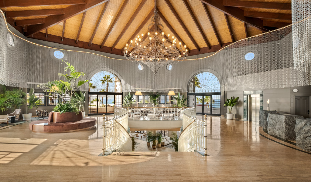 Grande hall lumineux avec plantes et vue sur la mer à Tenerife.