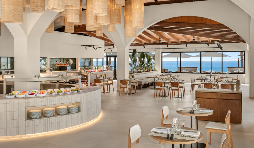 Restaurant avec vue sur la mer à Tenerife, tables dressées pour les clients.