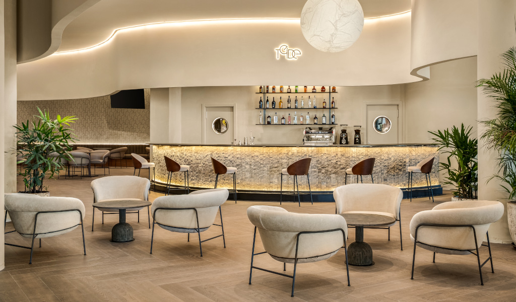 Bar élégant à Tenerife avec chaises et comptoir lumineux.