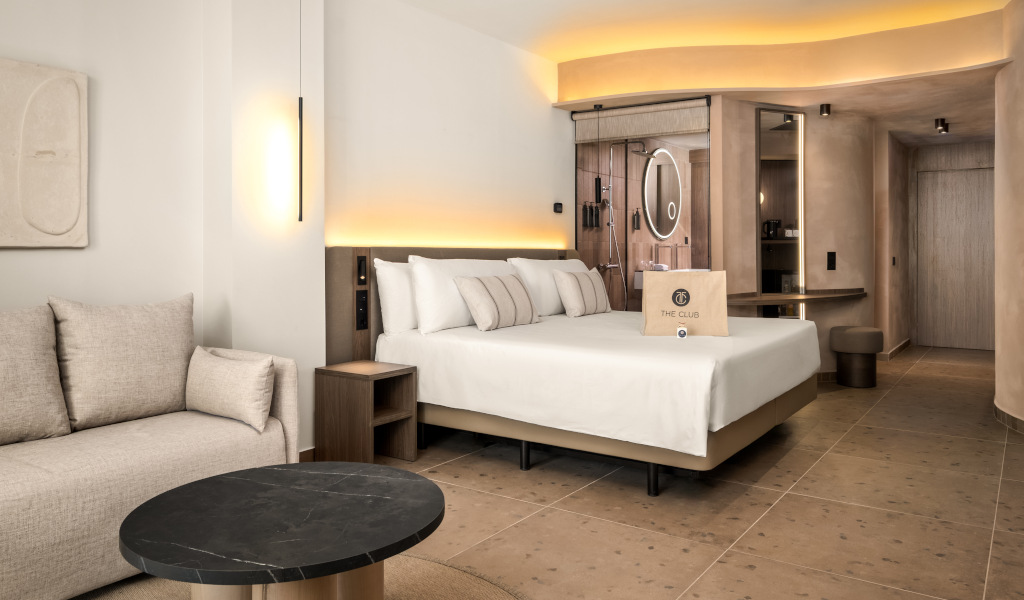 Chambre moderne avec lit double et canapé à Tenerife, sac THE CLUB.