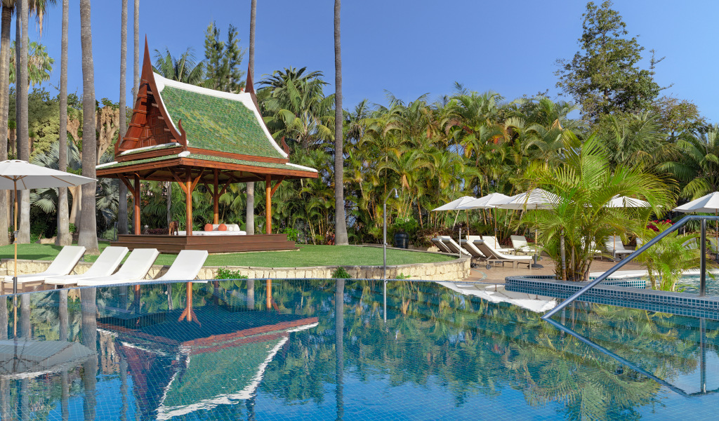 Pavillon avec toit vert près de la piscine à Puerto de la Cruz, Tenerife.