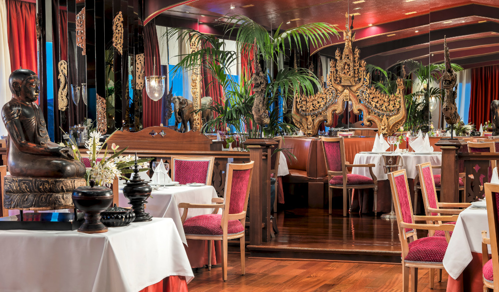 Salle de restaurant avec décoration asiatique et statue à Playa de las Américas, Tenerife.