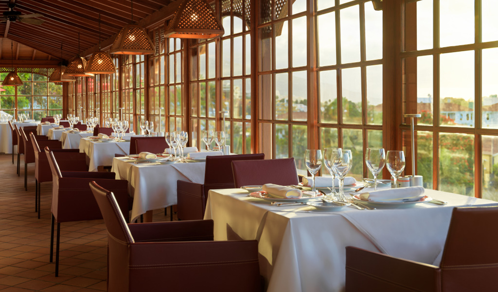Salle à manger élégante avec tables dressées dans un restaurant en Tenerife.