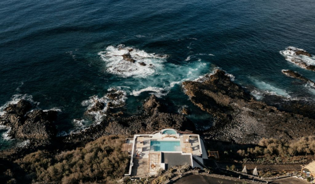Vue aérienne d'une piscine près de l'océan à Garachico, Tenerife.