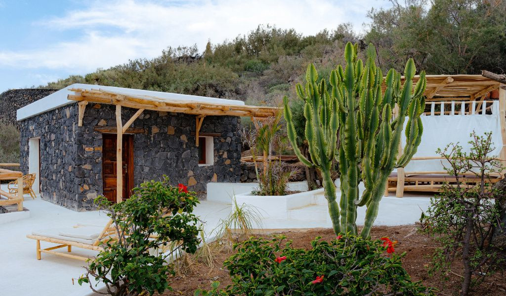 Maison en pierre avec cactus et terrasse à Tenerife.