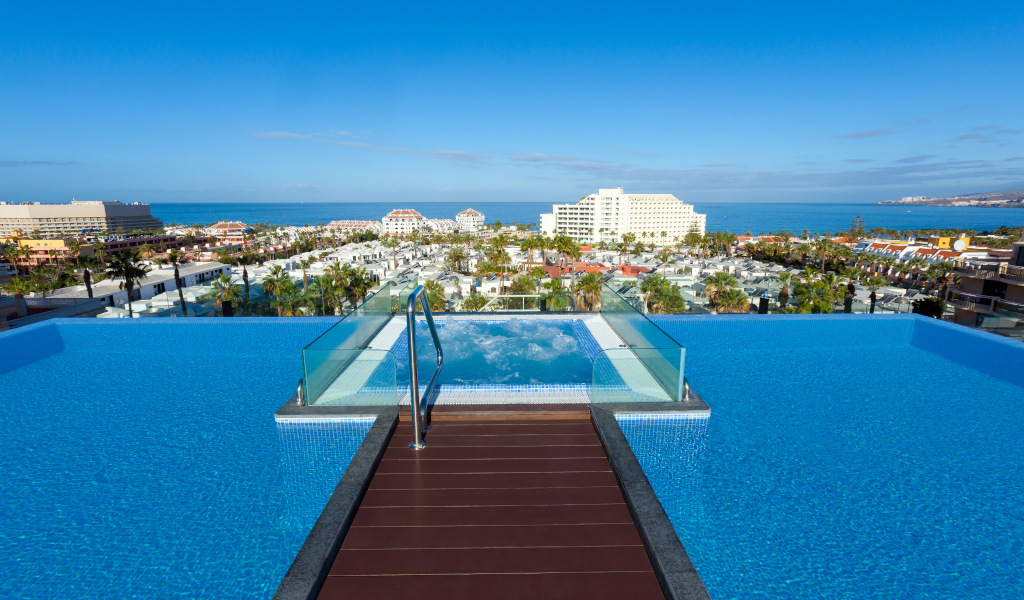 Piscine à débordement avec vue sur Adeje et l'océan à Tenerife.
