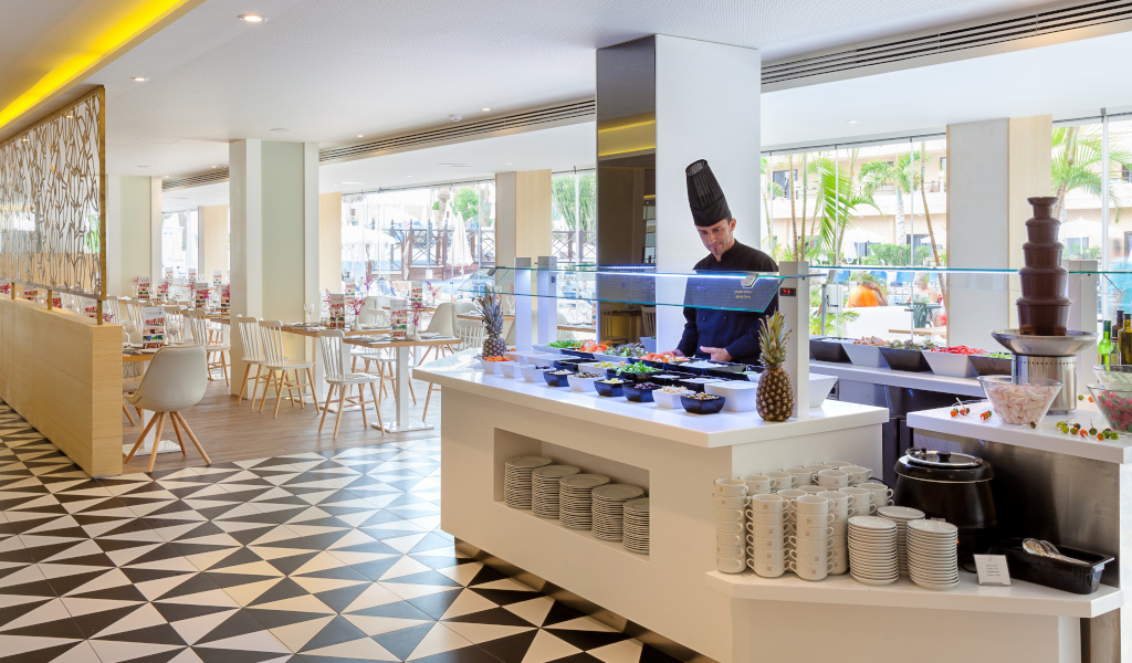 Chef préparant des plats au buffet d'un restaurant à Tenerife.