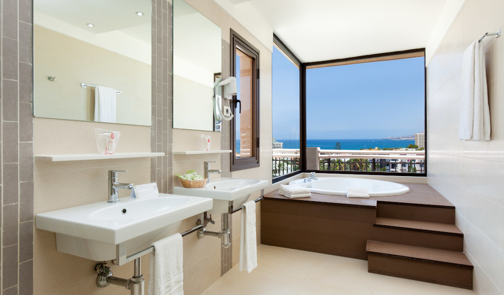 Salle de bain moderne avec vue sur la mer à Tenerife.