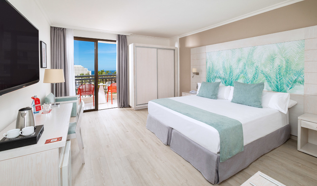 Chambre d'hôtel moderne avec vue sur le balcon à Tenerife.
