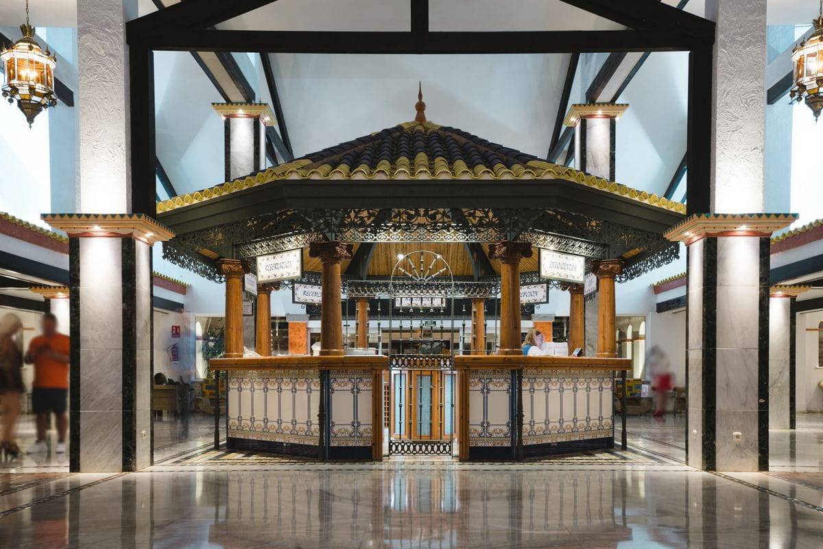 Kiosque d'information intérieur avec personnel et panneaux à Tenerife.