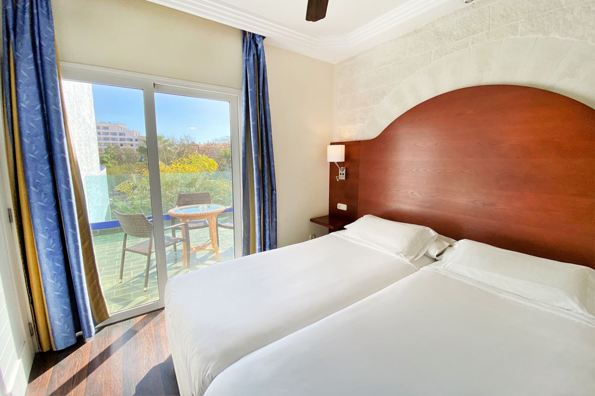 Chambre d'hôtel avec deux lits simples et terrasse à Puerto de la Cruz, Tenerife.