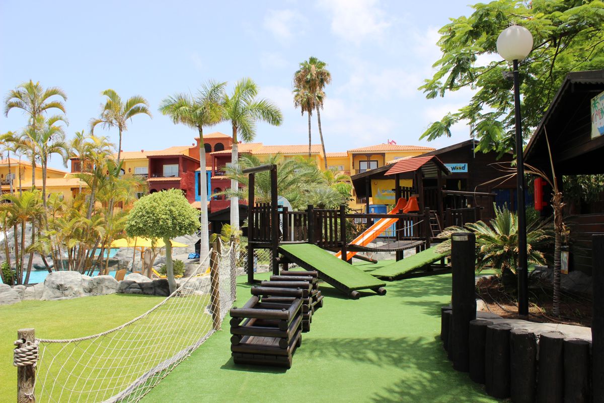 Aire de jeux avec toboggan et végétation à Tenerife.