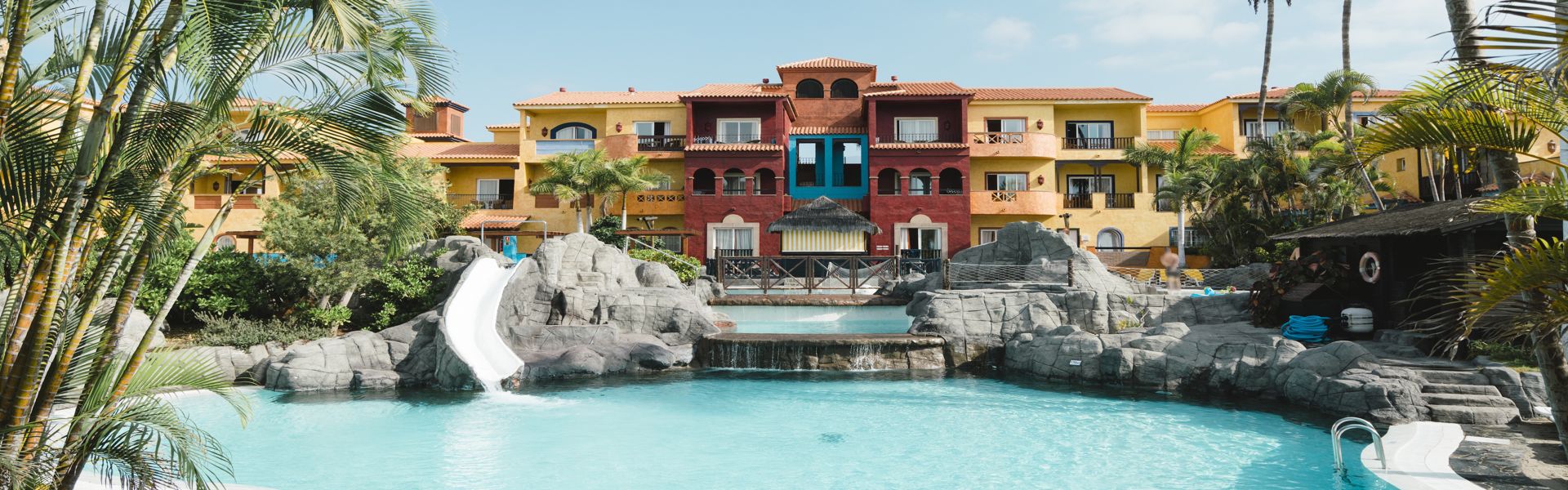 Piscine avec toboggan et bâtiment coloré à Costa Adeje, Tenerife.