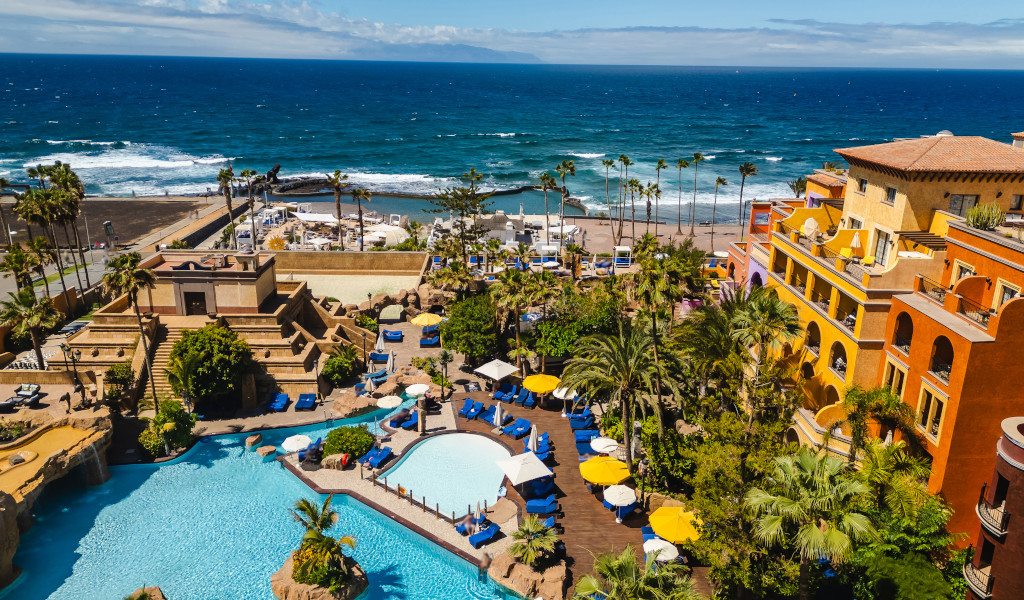 Vue aérienne complexe avec piscine et plage à Tenerife.