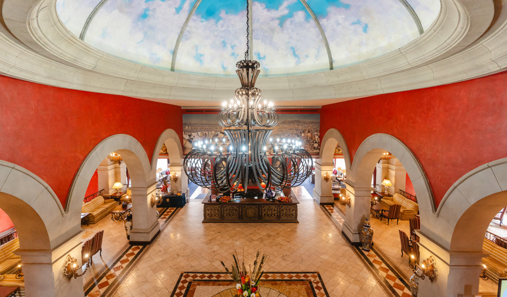 Hall d'entrée avec lustre imposant à Puerto de la Cruz, lumière naturelle.