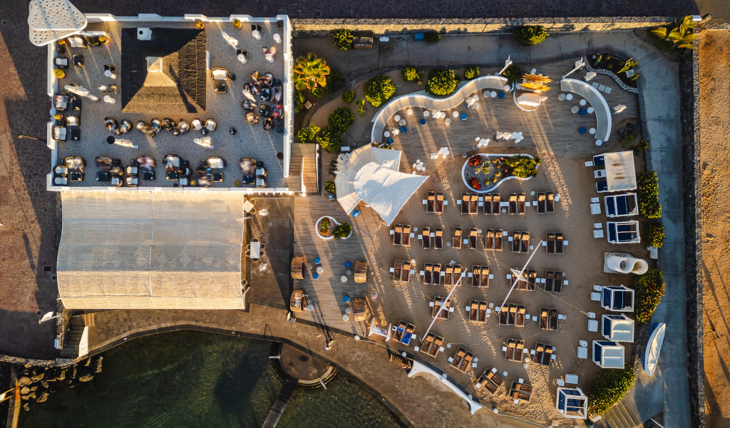 Vue aérienne d'une terrasse et chaises longues à Costa Adeje, Tenerife.