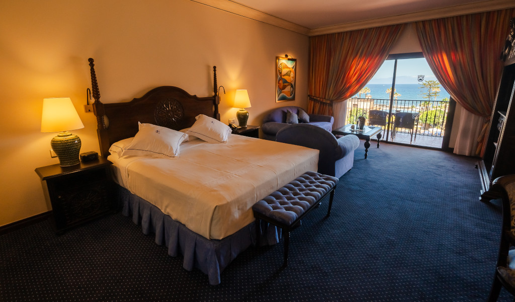 Chambre d'hôtel avec lit double, vue sur mer à Tenerife.