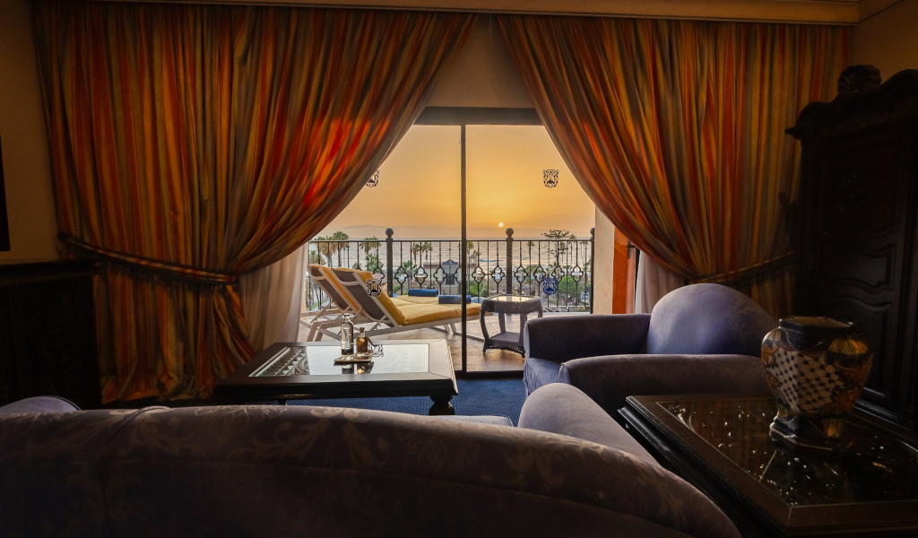Chambre à Tenerife avec vue sur le coucher de soleil depuis le balcon.