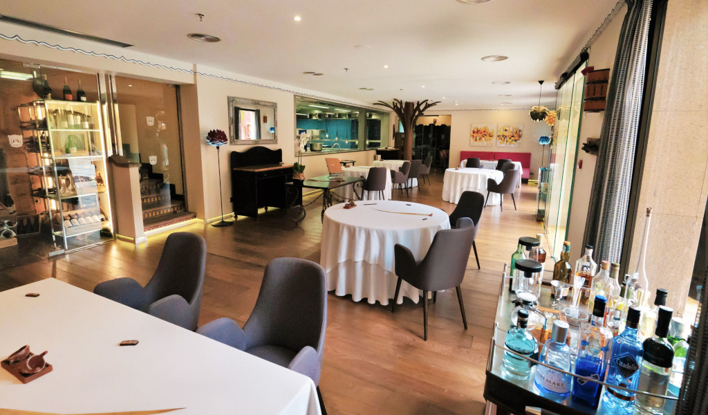 Restaurant élégant avec tables rondes et chaises à Tenerife.
