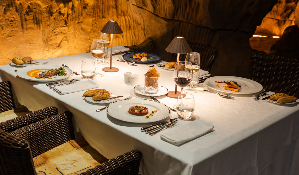 Table dressée avec repas gastronomique, pain et boissons à Tenerife.
